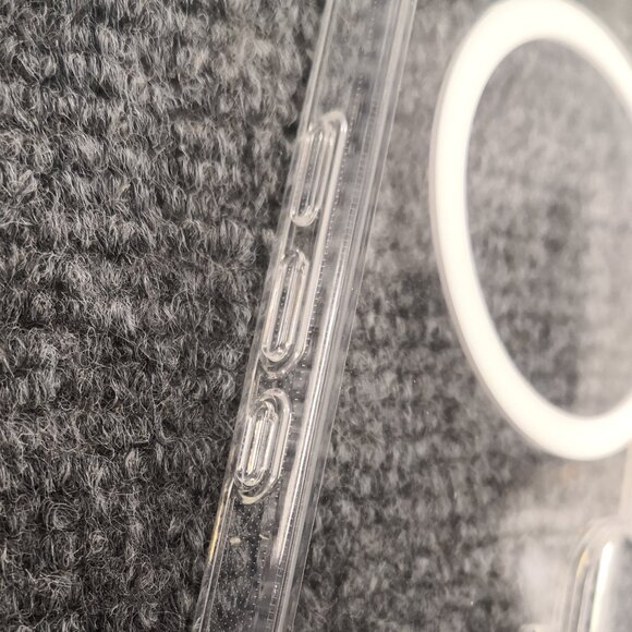 Magnetic Clear Case for iPhone 16, MagSafe Compatible Anti-Yellow. Transparent. - Picture 6 of 9